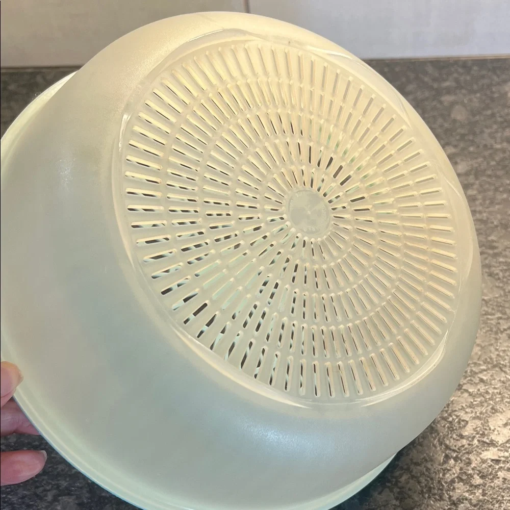 10” Vintage Round Plastic Colander with Lid. Excellent condition